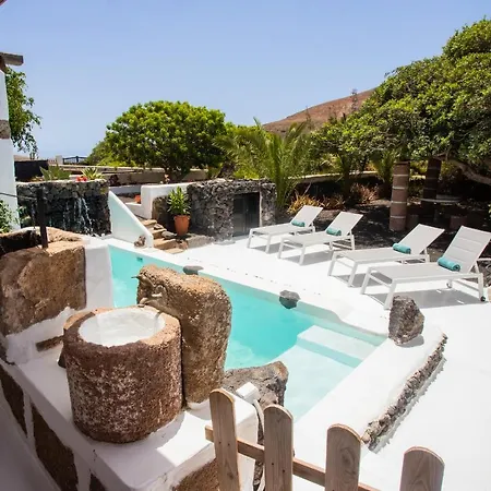 Eslanzarote Testeyna House, Heated Pool, Super Wifi, Sat Tv, View To The Volcanoes Holiday home *