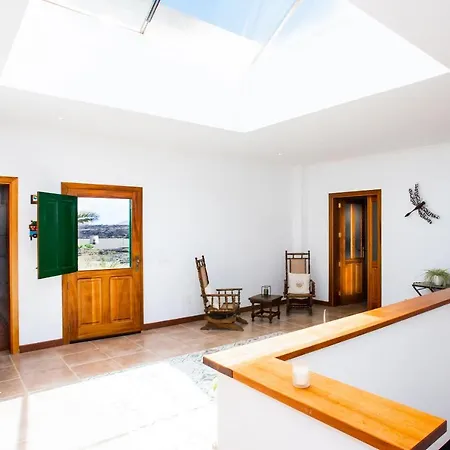 Eslanzarote Testeyna House, Heated Pool, Super Wifi, Sat Tv, View To The Volcanoes Holiday home