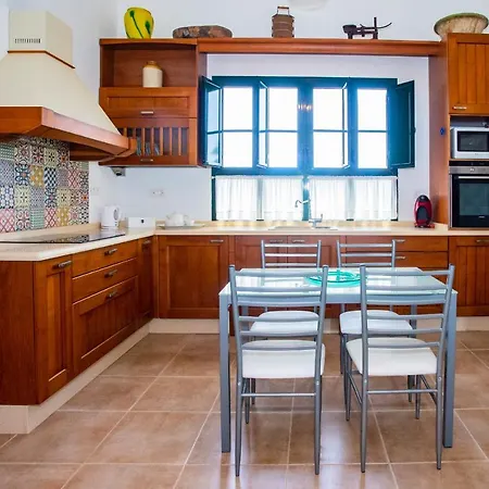 Holiday home Eslanzarote Testeyna House, Heated Pool, Super Wifi, Sat Tv, View To The Volcanoes *